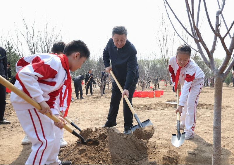 党和国家领导人参加首都义务植树活动